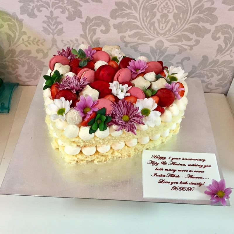کیک تولد قلب و خواستگاری با گل های طبیعی