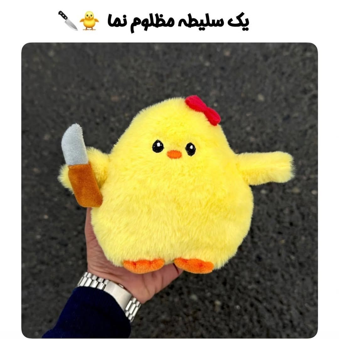 عروسک جوجه چاقو به دست در دست مرد کت شلواری جنتلمن