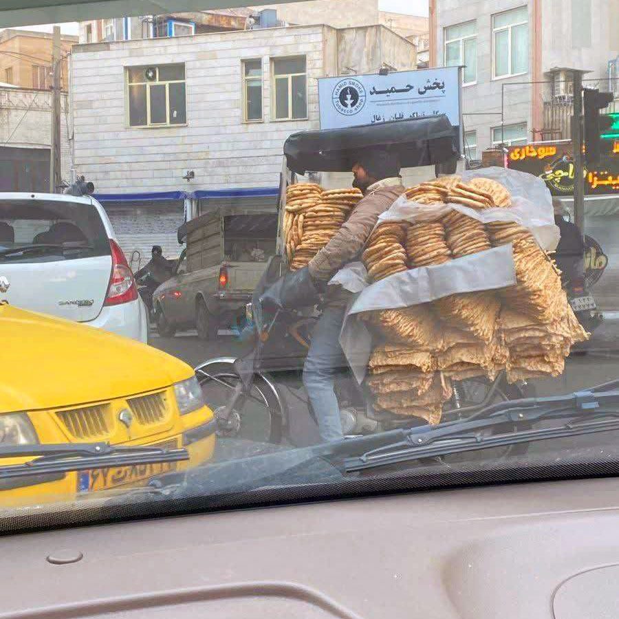 نانوایی رفتن قبل از جنگ + موتورسواری که کلی نان بربری و نان سنگک خریده